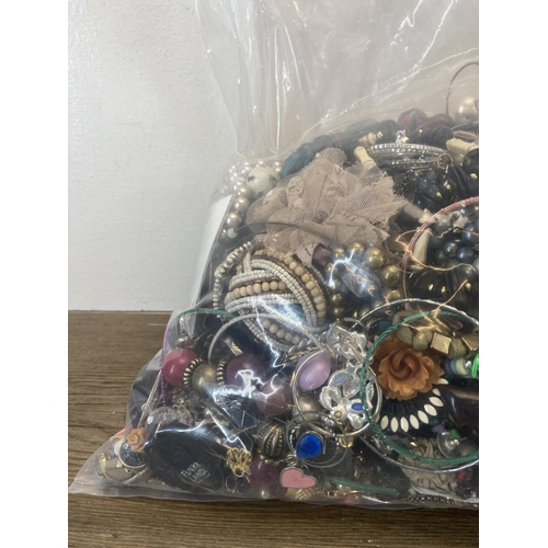 540 - Approx. 10kg of assorted costume jewellery