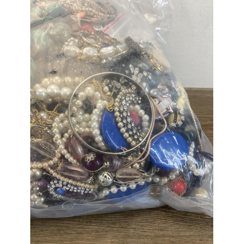 541 - Approx. 10kg of assorted costume jewellery