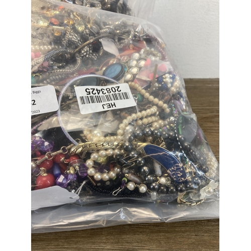 542 - Approx. 10kg of assorted costume jewellery