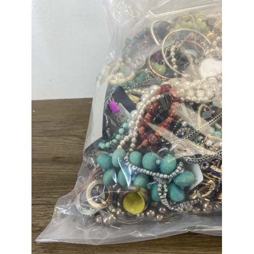 542 - Approx. 10kg of assorted costume jewellery