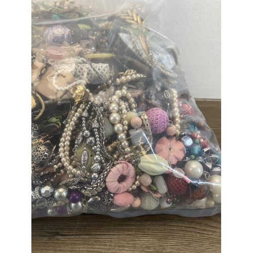 543 - Approx. 10kg of assorted costume jewellery