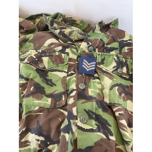 551 - Four pieces of military woodland camo clothing, two pairs of trousers, one shirt and one Smok combat... 