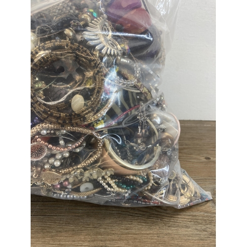 555 - Approx. 10kg of costume jewellery