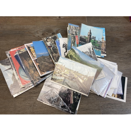 565 - A large collection of vintage and later postcards