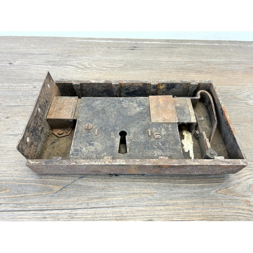 668 - An early 20th century cast metal lock mechanism - approx. 17.5cm high x 31cm wide x 7.5cm deep