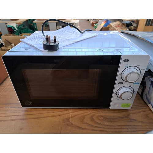 840 - An Essentials CMW21 700w microwave oven