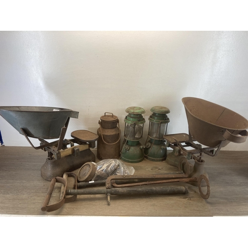 446 - A collection of antique and later metalware to include two 19th century cast iron kitchen weighing s... 