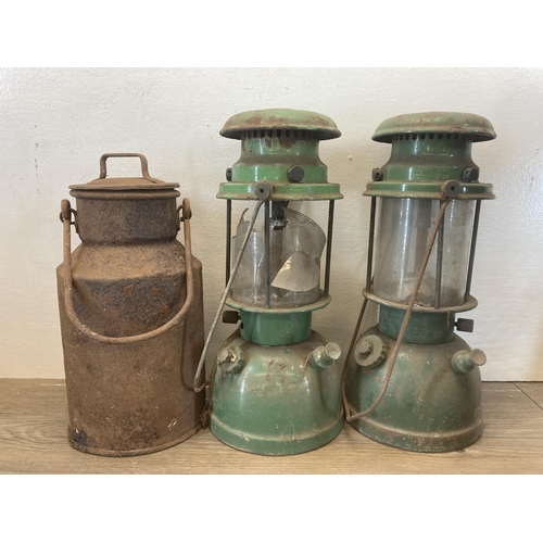 446 - A collection of antique and later metalware to include two 19th century cast iron kitchen weighing s... 