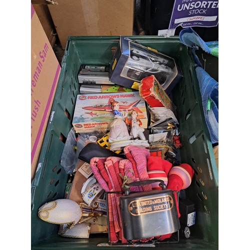 987 - Four boxes and a bag containing Royal Doulton, Portmeirion, Spode and Wedgwood ceramics, boxed Maist... 