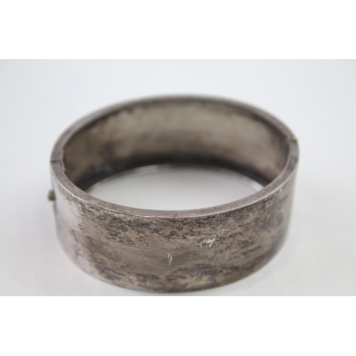 2113 - A Victorian silver foliate design bangle - approx. gross weight 23g