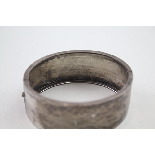 2113 - A Victorian silver foliate design bangle - approx. gross weight 23g