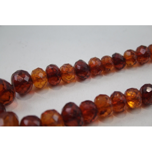 2115 - A single strand faceted amber beaded necklace - approx. gross weight 45g