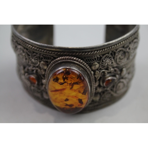 2117 - A silver amber set cuff bangle - approx. gross weight 75g