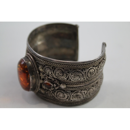 2117 - A silver amber set cuff bangle - approx. gross weight 75g