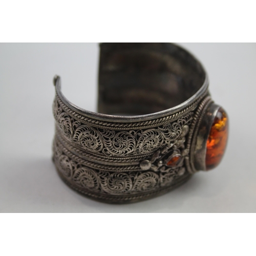 2117 - A silver amber set cuff bangle - approx. gross weight 75g