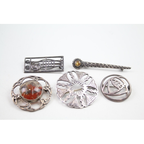 2119 - Five silver Celtic design brooches - approx. gross weight 38g