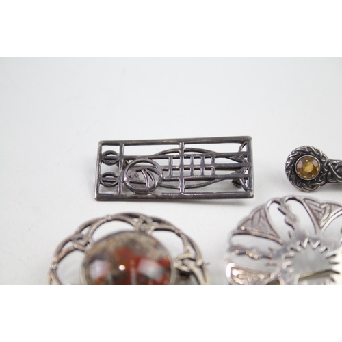 2119 - Five silver Celtic design brooches - approx. gross weight 38g