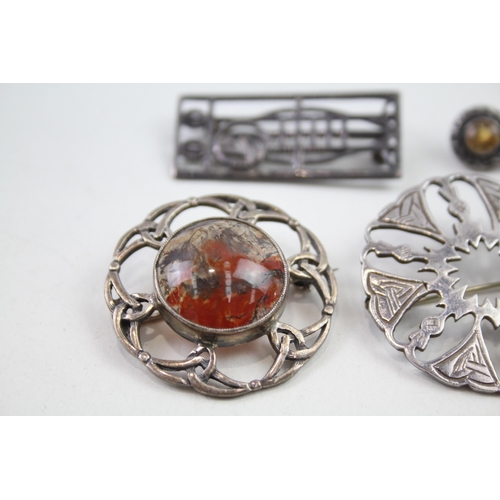 2119 - Five silver Celtic design brooches - approx. gross weight 38g