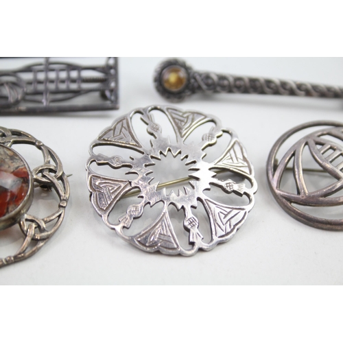 2119 - Five silver Celtic design brooches - approx. gross weight 38g