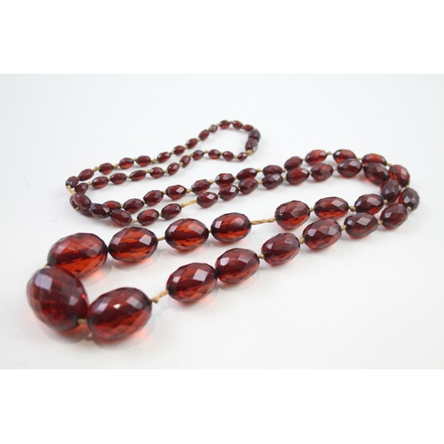 2122 - A single strand cherry bakelite beaded necklace - approx. gross weight 77g