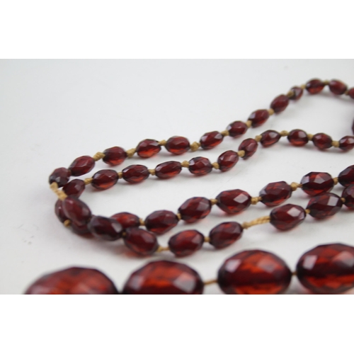 2122 - A single strand cherry bakelite beaded necklace - approx. gross weight 77g