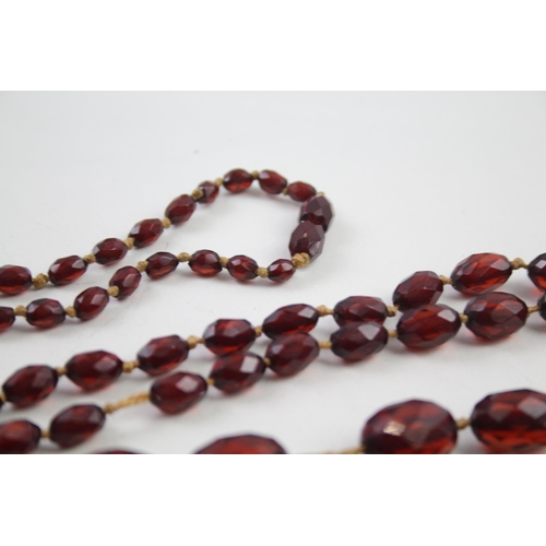 2122 - A single strand cherry bakelite beaded necklace - approx. gross weight 77g