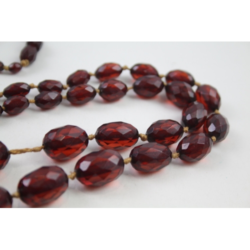 2122 - A single strand cherry bakelite beaded necklace - approx. gross weight 77g