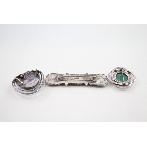 2148 - Three hallmarked .925 sterling silver gemstone set brooches - approx. gross weight 41g