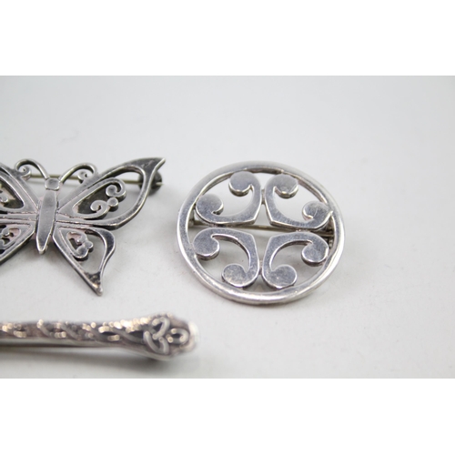 2166 - Four Celtic silver brooches to include Malcom Gray etc. - approx. gross weight 21g