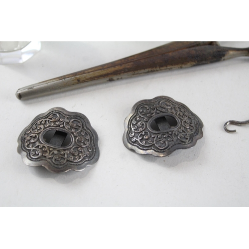 2195 - Six pieces of .925 sterling silver to include glove stretchers, miniature photo frame, button hook e... 