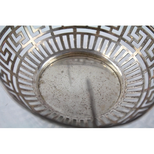 2206 - An Edwardian Elkington & Co. hallmarked Birmingham sterling silver bon bon dish, dated 1907 - approx... 