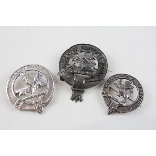 2211 - Three vintage hallmarked .925 sterling silver Scottish clan badges - approx. gross weight 73g