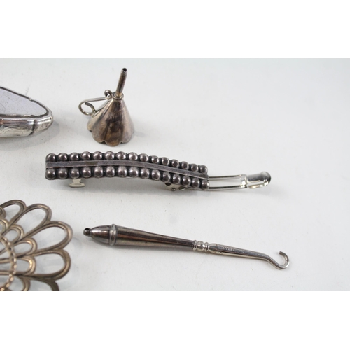 2232 - Six pieces of hallmarked .925 sterling silver to include hairbrush, button hook etc. - approx. gross... 