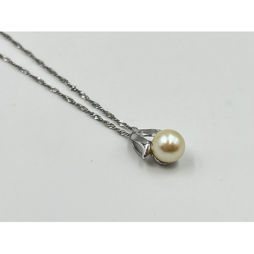 2002 - A stamped 14ct white gold faux pearl pendant necklace - approx. gross weight 2.7g