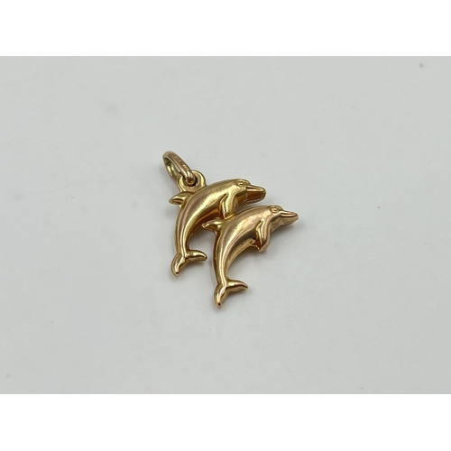 2005 - A 9ct gold dolphin pendant - approx. gross weight 0.8g