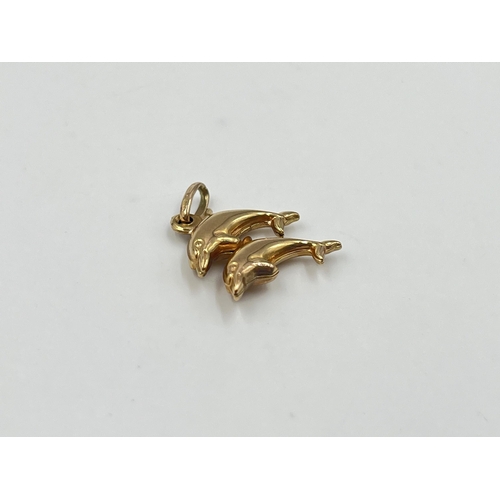 2005 - A 9ct gold dolphin pendant - approx. gross weight 0.8g