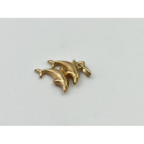 2005 - A 9ct gold dolphin pendant - approx. gross weight 0.8g