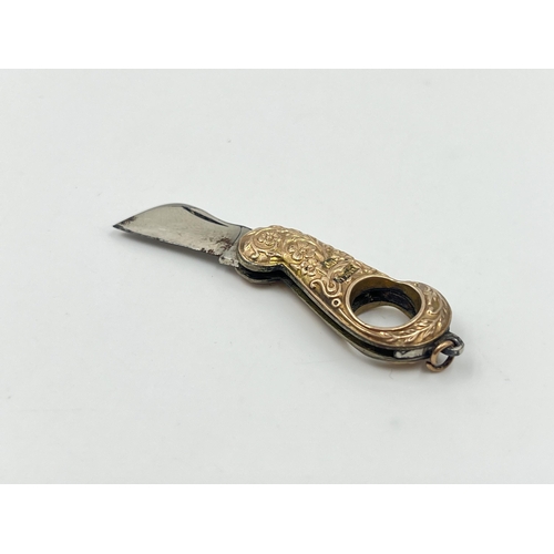 2007 - A 9ct gold handled folding pendant knife - approx. gross weight 8.8g and 5cm long