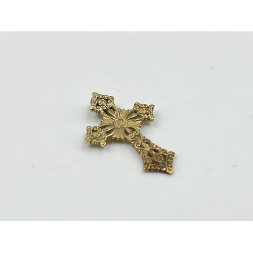 2022 - A hallmarked 9ct gold cross pendant - approx. gross weight 1.5g