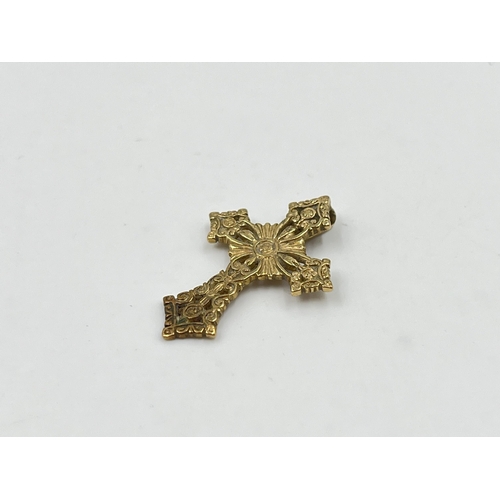 2022 - A hallmarked 9ct gold cross pendant - approx. gross weight 1.5g