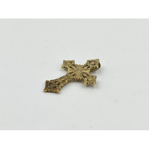 2022 - A hallmarked 9ct gold cross pendant - approx. gross weight 1.5g