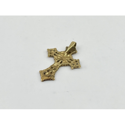 2022 - A hallmarked 9ct gold cross pendant - approx. gross weight 1.5g