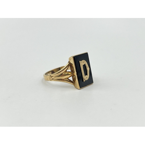 2028 - A 9ct gold and black onyx initial 'D' signet ring, size V - approx. gross weight 4.3g