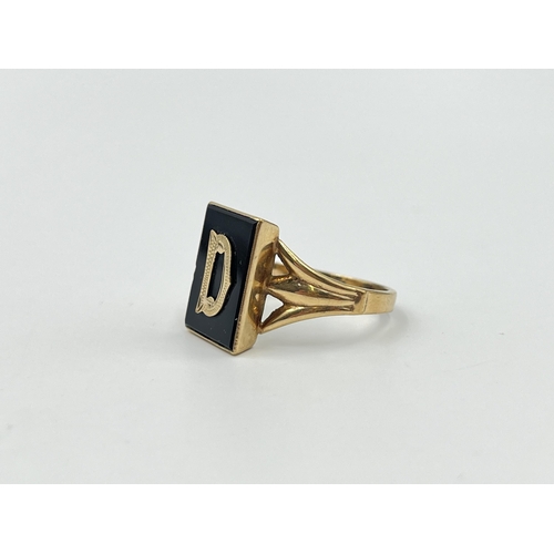 2028 - A 9ct gold and black onyx initial 'D' signet ring, size V - approx. gross weight 4.3g