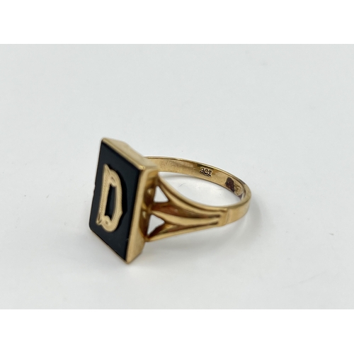 2028 - A 9ct gold and black onyx initial 'D' signet ring, size V - approx. gross weight 4.3g