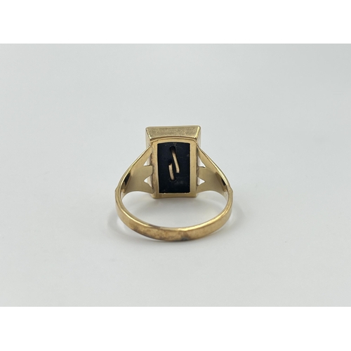 2028 - A 9ct gold and black onyx initial 'D' signet ring, size V - approx. gross weight 4.3g