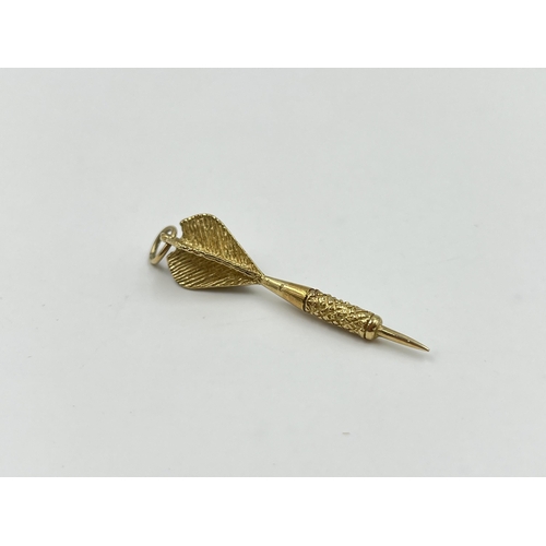 2035 - A hallmarked 9ct gold dart pendant - approx. gross weight 3.5g