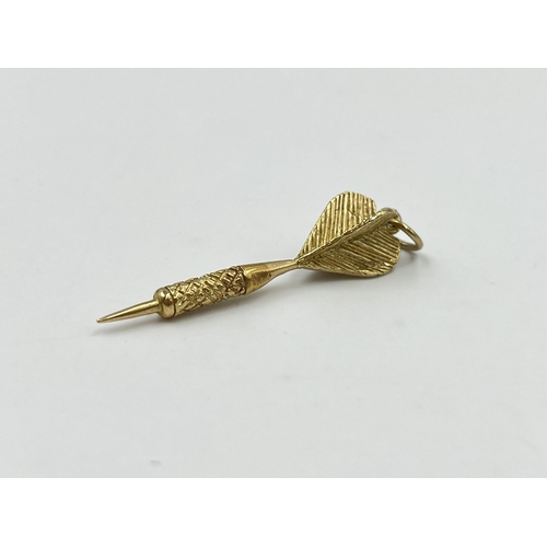 2035 - A hallmarked 9ct gold dart pendant - approx. gross weight 3.5g