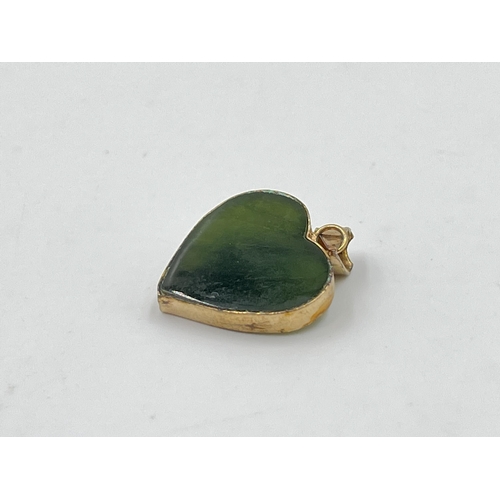 2037 - An Oriental yellow metal framed nephrite heart shaped pendant - approx. gross weight 1.8g