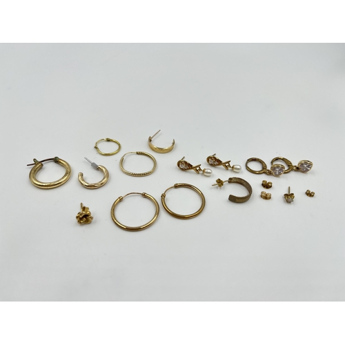 2045 - A collection of 9ct gold and yellow metal jewellery - approx. gross gold weight 2g